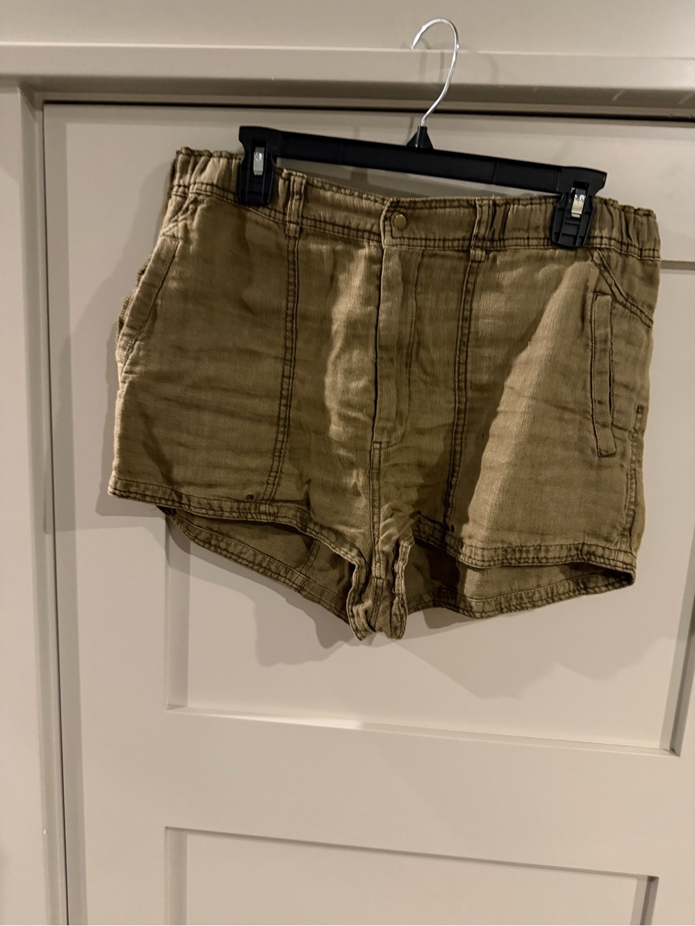 Free People Women’s Olive Tan slouchy cargo Drawstring Shorts. Size 10! New.